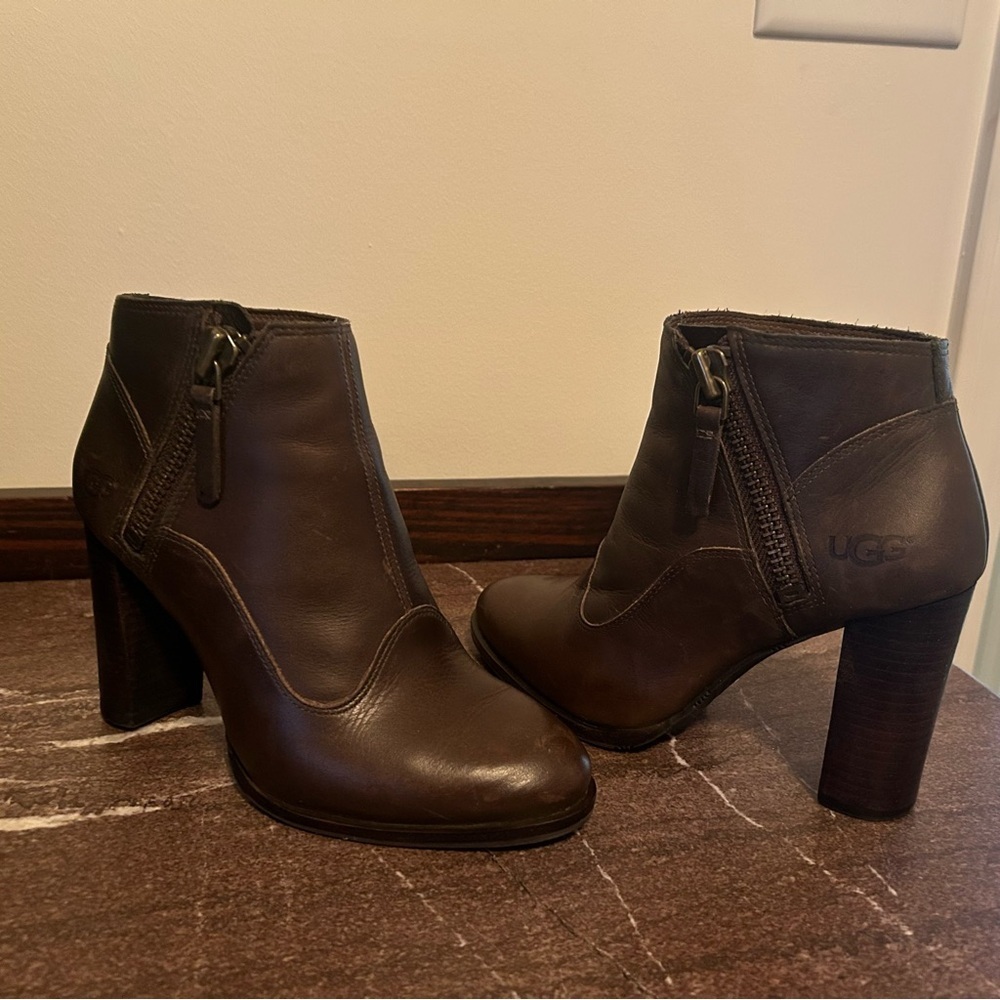 Ugg Dolores Ankle Boot size 6